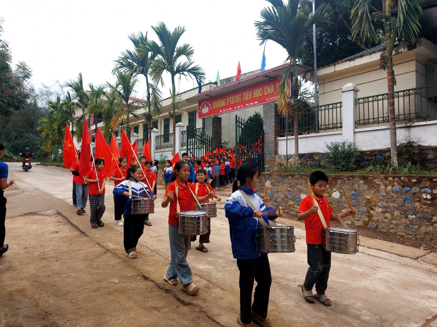 Đoàn diễu hành xuất phát từ cổng trường